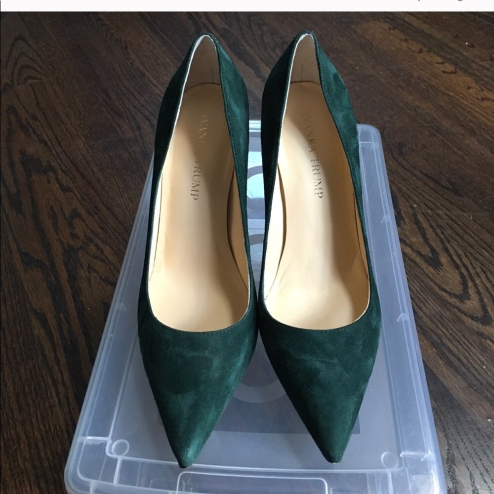 Gorgeous Emerald Green suede heels